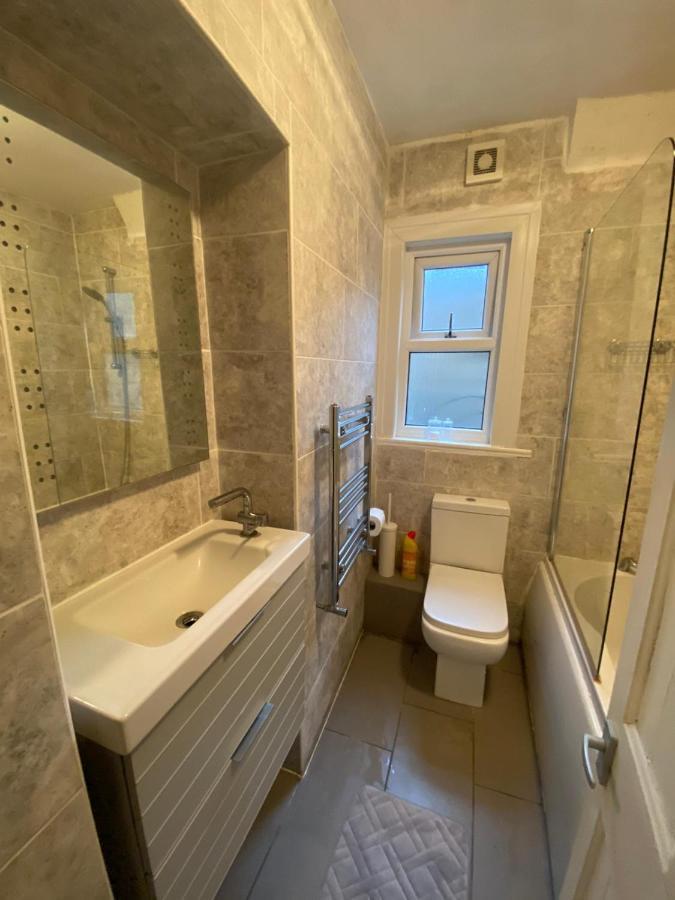 Spacious 2-Bed Apartment Лондон Экстерьер фото